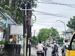 Warga Keluhkan Kabel Semrawut di Simpang Jalan Darussalam Medan