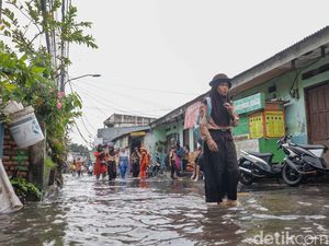 Kali Meluap usai Hujan Deras, Klender Kembali Tergenang