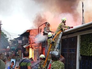 Kebakaran Rumah di Jatinegara, Asap Membubung Terlihat dari Kejauhan
