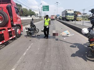 Serempet Mikro Bus, Pemotor Tewas Terlindas Truk di Pantura Demak