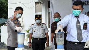 1,9 Kg Sabu-750 Ribu Pil Koplo di Kota Kediri Diblender hingga Dibakar