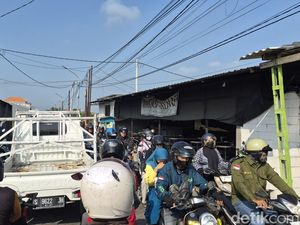 Pakal Surabaya Dikepung Macet, Pengendara Terjebak hingga 2 Jam