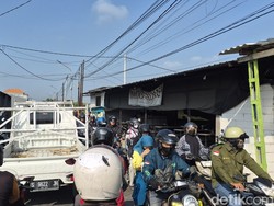 Pakal Surabaya Dikepung Macet, Pengendara Terjebak hingga 2 Jam