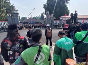 Massa Demo Ojol Geruduk Kantor Bupati Banyumas, Ini Tuntutannya