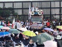 Massa Guru Madrasah Swasta Demo di Depan DPR, Minta Diangkat Jadi ASN