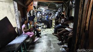 Potret Pangkas Rambut Pemuda Bogor Cuma Rp 5 Ribu