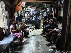 Potret Pangkas Rambut Pemuda Bogor Cuma Rp 5 Ribu