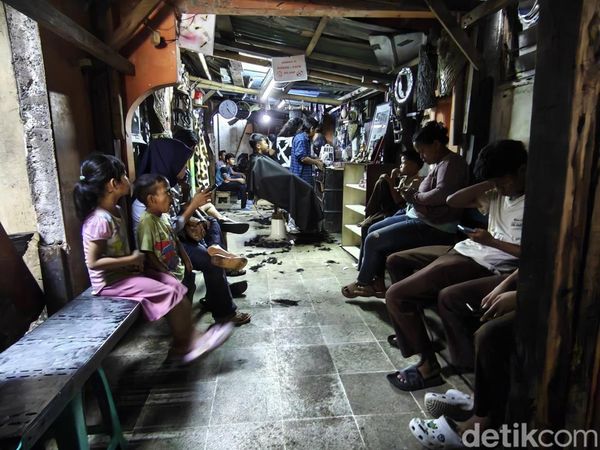 Potret Pangkas Rambut Pemuda Bogor Cuma Rp 5 Ribu