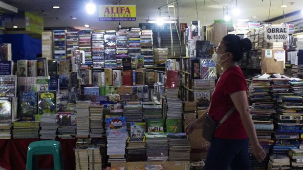 Pengunjung mencari buku pelajaran di pertokoan Blok M Square, Jakarta Selatan, Sabtu (16/7/2022). Penjualan di Sentra buku pelajaran baru maupun bekas tersebut mulai mengeliat memasuki awal tahun pelajaran baru dengan jumlah buku terjual rata-rata 20 hingga 50 buku per hari. ANTARA FOTO/Subur Atmamihardja/wsj.