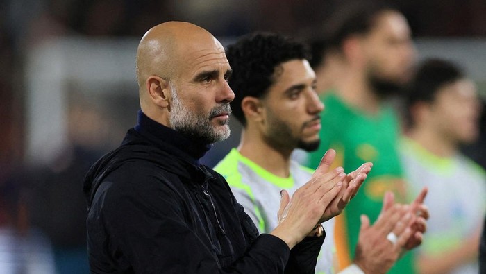 Manajer Man City Pep Guardiola memberi selamat kepada Arsenal yang juara Liga Inggris.