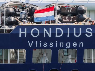 Petugas Berseragam Hazmat Sterilkan Kapal Pesiar Terdampak Hantavirus