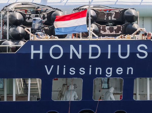 Petugas Berseragam Hazmat Sterilkan Kapal Pesiar Terdampak Hantavirus