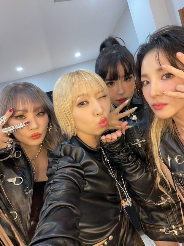 Sandara Park membagikan potret-potret kebersamaannya bersama para member 2NE1 untuk merayakan debut anniversary grup yang ke-17 tahun pada (17/5).