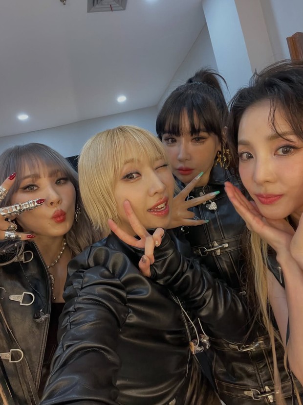 Ulang tahun 2NE1 yang ke-17 diperingati dengan perilisan foto-foto yang belum pernah terpublikasikan dari para member.