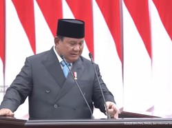 Gestur Prabowo Cari Kopi di Podium Curi Perhatian Sidang Paripurna DPR