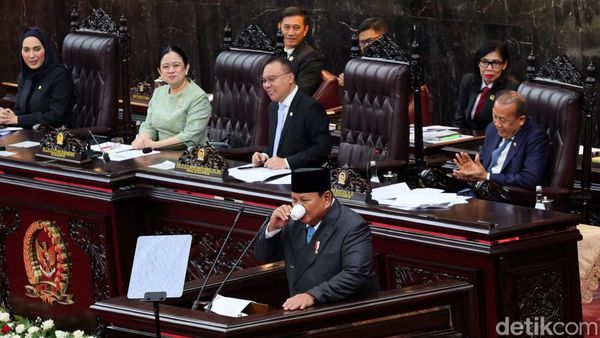 Momen Ngopi dan Candaan Prabowo Warnai Sidang Paripurna DPR