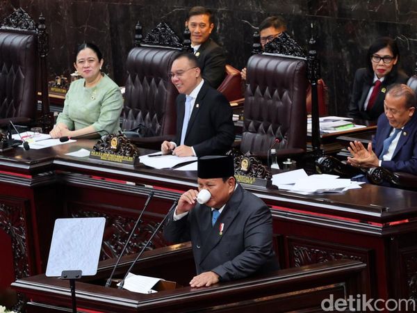 Momen Ngopi dan Candaan Prabowo Warnai Sidang Paripurna DPR