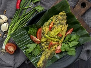 Resep Pesmol Ikan Mas Bumbu Kuning Medok yang Gurih Pedas