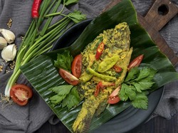 Resep Pesmol Ikan Mas Bumbu Kuning Medok yang Gurih Pedas