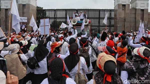 Ribuan Guru Swasta dan Madrasah Geruduk DPR