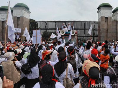 Ribuan Guru Swasta dan Madrasah Geruduk DPR