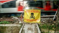 Spanduk Bahaya Terpasang di Perlintasan KA Liar di Tebet