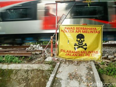 Spanduk Bahaya Terpasang di Perlintasan KA Liar di Tebet