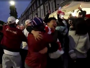 Video Euforia Suporter Arsenal di Jalanan London Rayakan Juara Liga Inggris