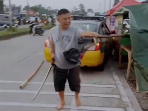 Viral Oknum Polisi Mabuk Ngamuk Bawa Pistol-Samurai di Garut