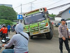 Lalin Ciputat Macet Parah Siang Ini gara-gara Truk Kejeblos