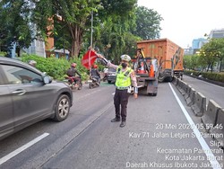 Truk Tabrak Separator Busway di Jl S Parman Jakbar, Lalin Tersendat