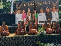 Gusti Moeng Wakili Keraton Solo Lepas Perjalanan 16 Biksu Thudong dari Jepara