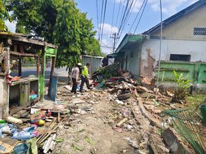 Detik-detik Bus Sugeng Rahayu Hantam Warung Tewaskan 2 Orang di Banyumas