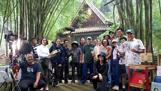 Nia Dinata resmi memulai syuting film reboot Berbagi Suami pada Kamis (21/5), 20 tahun setelah film aslinya yang dibintangi Jajang C Noer, Shanty, dan Dominique tersebut rilis pada 2006.