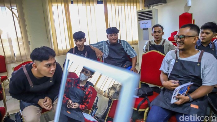 BNN Latih Pemuda Tanjung Priok Jadi Tukang Cukur Sejumlah peserta mengikuti training memotong rambut nan digelar BNN Kota Jakarta Utara di area Kantor Lurah Tanjung Priok, Jakarta Utara, Kamis (21/5/2026). Kegiatan ini menjadi bagian dari pembinaan pemuda di wilayah rawan narkoba.