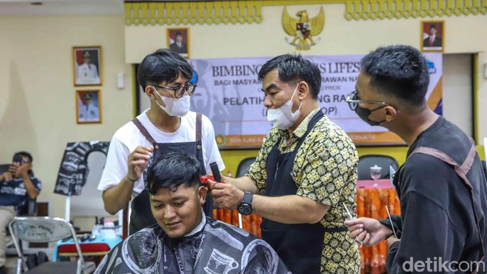 Sejumlah peserta mengikuti training memotong rambut nan digelar BNN Kota Jakarta Utara di area Kantor Lurah Tanjung Priok, Jakarta Utara, Kamis (21/5/2026). Kegiatan ini menjadi bagian dari pembinaan pemuda di wilayah rawan narkoba.