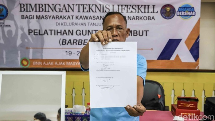 BNN Latih Pemuda Tanjung Priok Jadi Tukang Cukur Sejumlah peserta mengikuti training memotong rambut nan digelar BNN Kota Jakarta Utara di area Kantor Lurah Tanjung Priok, Jakarta Utara, Kamis (21/5/2026). Kegiatan ini menjadi bagian dari pembinaan pemuda di wilayah rawan narkoba.