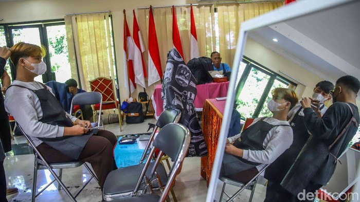 BNN Latih Pemuda Tanjung Priok Jadi Tukang Cukur Sejumlah peserta mengikuti training memotong rambut nan digelar BNN Kota Jakarta Utara di area Kantor Lurah Tanjung Priok, Jakarta Utara, Kamis (21/5/2026). Kegiatan ini menjadi bagian dari pembinaan pemuda di wilayah rawan narkoba.