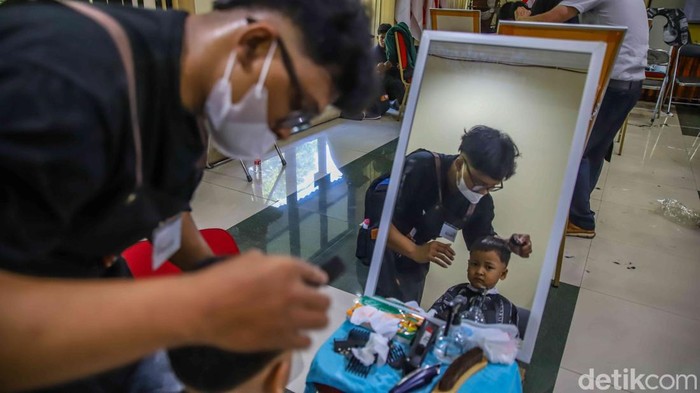 BNN Latih Pemuda Tanjung Priok Jadi Tukang Cukur Sejumlah peserta mengikuti training memotong rambut nan digelar BNN Kota Jakarta Utara di area Kantor Lurah Tanjung Priok, Jakarta Utara, Kamis (21/5/2026). Kegiatan ini menjadi bagian dari pembinaan pemuda di wilayah rawan narkoba.