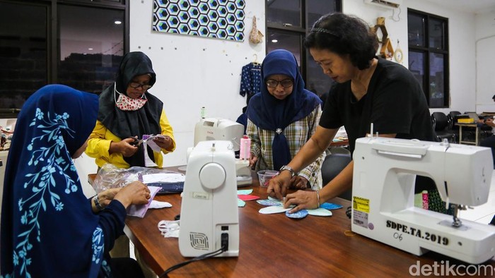 Dari Jarum dan Kain, Warga Jaktim Dilatih Bangun Usaha Mandiri Suku Dinas Perindustrian, Perdagangan, Koperasi, Usaha Kecil dan Menengah (PPKUKM) menggelar training menjahit di Tempat Kumpul Kreatif Centex, Jakarta Timur, Kamis (21/5/2026). Pelatihan tersebut menjadi salah satu upaya pemerintah wilayah dalam mendorong lahirnya pelaku upaya baru di sektor upaya mikro, kecil, dan menengah (UMKM).