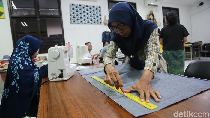 Dari Jarum dan Kain, Warga Jaktim Dilatih Bangun Usaha Mandiri Suku Dinas Perindustrian, Perdagangan, Koperasi, Usaha Kecil dan Menengah (PPKUKM) menggelar training menjahit di Tempat Kumpul Kreatif Centex, Jakarta Timur, Kamis (21/5/2026). Pelatihan tersebut menjadi salah satu upaya pemerintah wilayah dalam mendorong lahirnya pelaku upaya baru di sektor upaya mikro, kecil, dan menengah (UMKM).