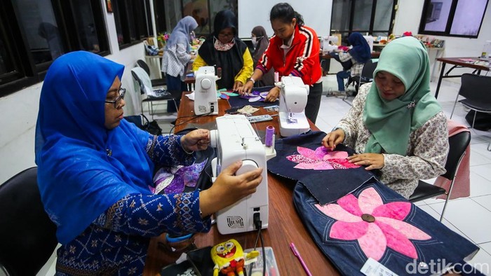 Suku Dinas Perindustrian, Perdagangan, Koperasi, Usaha Kecil dan Menengah (PPKUKM) menggelar training menjahit di Tempat Kumpul Kreatif Centex, Jakarta Timur, Kamis (21/5/2026). Pelatihan tersebut menjadi salah satu upaya pemerintah wilayah dalam mendorong lahirnya pelaku upaya baru di sektor upaya mikro, kecil, dan menengah (UMKM).