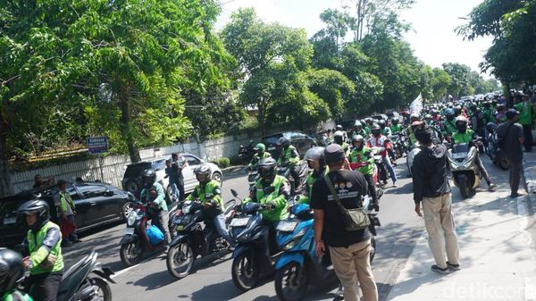 Ojol Demo Pegadilan Negeri Jombang Bela Nadiem Makarim