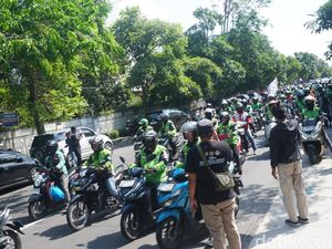 Ojol Demo Pegadilan Negeri Jombang Bela Nadiem Makarim