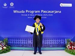 Kisah Djoko Kuliah di Usia 68 Tahun: Sempat Merasa Gaptek hingga Lulus IPK 3,98