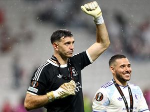 Emiliano Martinez Juara Liga Europa dengan Jari Patah