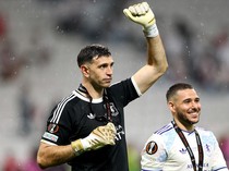 Emiliano Martinez Juara Liga Europa dengan Jari Patah