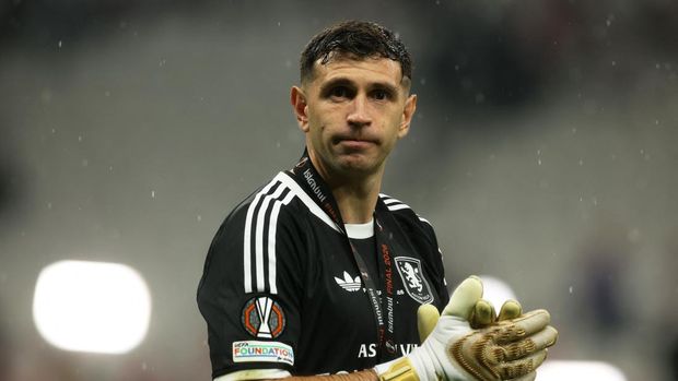 Emiliano Martinez Soccer Football - UEFA Europa League - Final - SC Freiburg v Aston Villa - Besiktas Park, Istanbul, Turkey - May 21, 2026 Aston Villa's Emiliano Martinez reacts with his medal after winning the UEFA Europa League REUTERS/Isabel Infantes