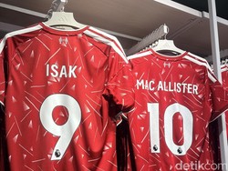 Jersey tersebut sudah dijual secara global, termasuk di Indonesia lewat LFC Store Indonesia. Ini salah satu penampakkan jersey di retail Pondok Indah Mall 2. (Foto: Resha Pratama/detikSport)