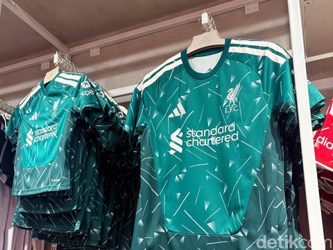 Jersey Kandang Liverpool 2026/2027.